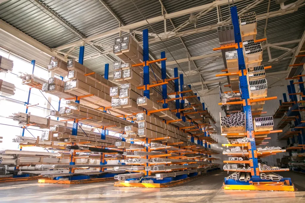 Rodzaje regałów magazynowych - jakie warto wybrać?