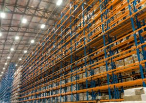 Jak rozmieścić regały w magazynie?